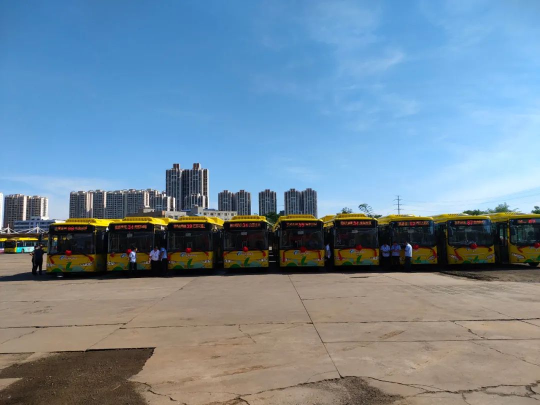 科技感up！全新上線，?？?98輛純電動(dòng)公交車投放至18條公交線路運(yùn)營(yíng)(圖1)