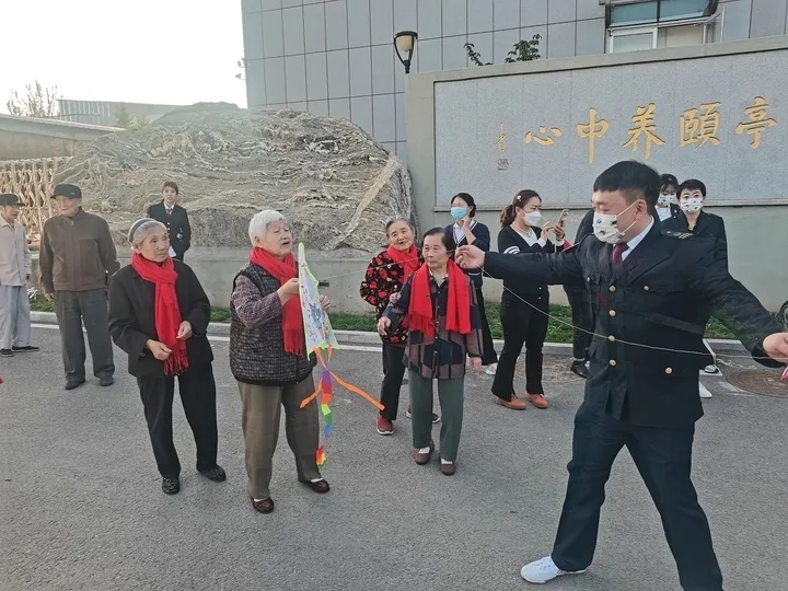 尊老敬老，濟(jì)南公交“紅襪子”愛(ài)心志愿服務(wù)隊(duì)成立(圖3)